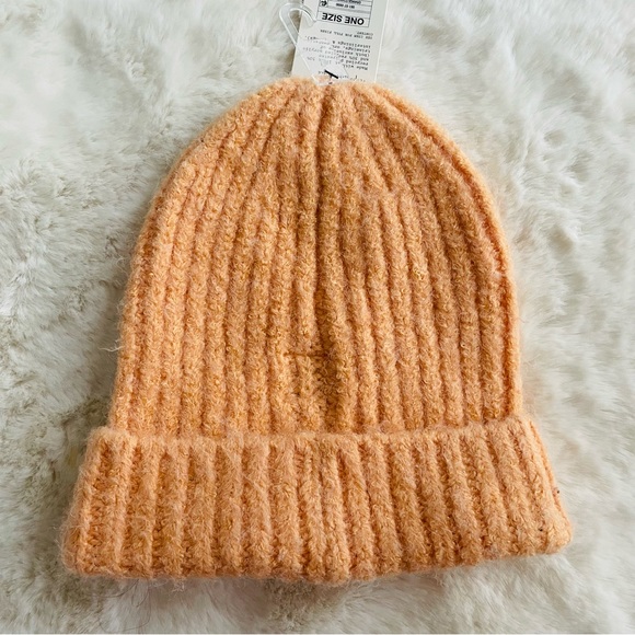 AND NWT Women’s Peach Orange Winter Hat - Picture 2 of 9
